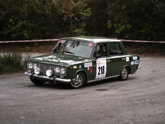 Auto storica rally Fiat 125 verde numero 218 - automotive vintage motorsport ØLAB