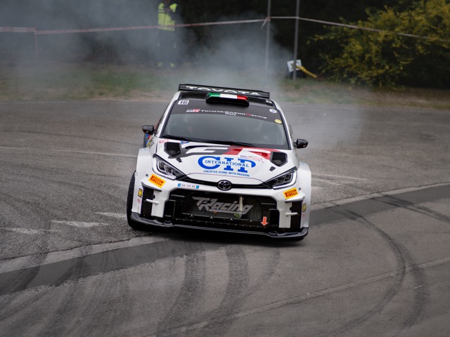 Toyota Yaris GR rally in azione - automotive photography racing ØLAB