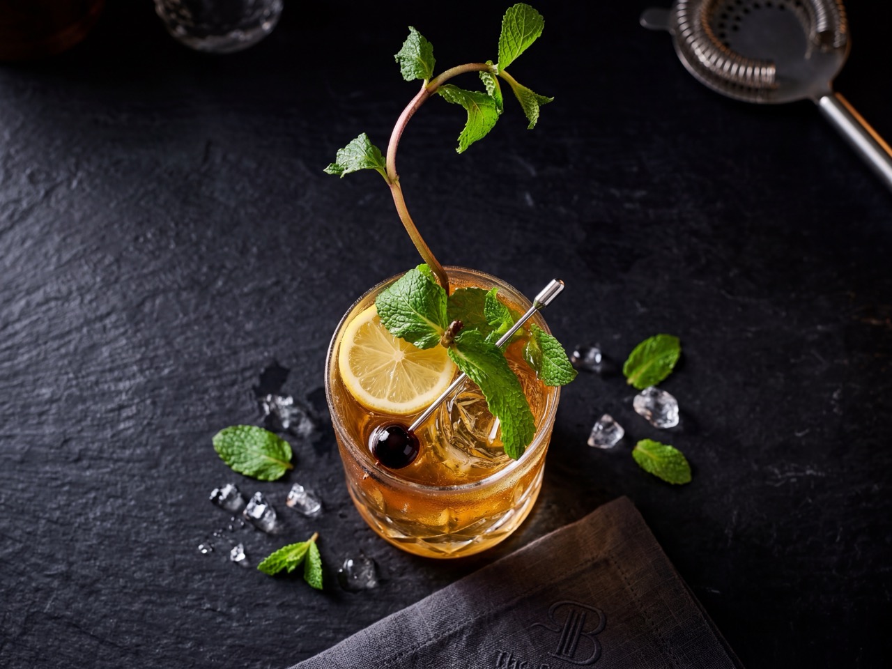 Mint cocktail premium con menta e ghiaccio - food photography ØLAB per bar