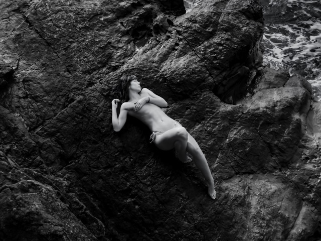 Editorial fine art bianco e nero su scogliera al mare - art photography ØLAB