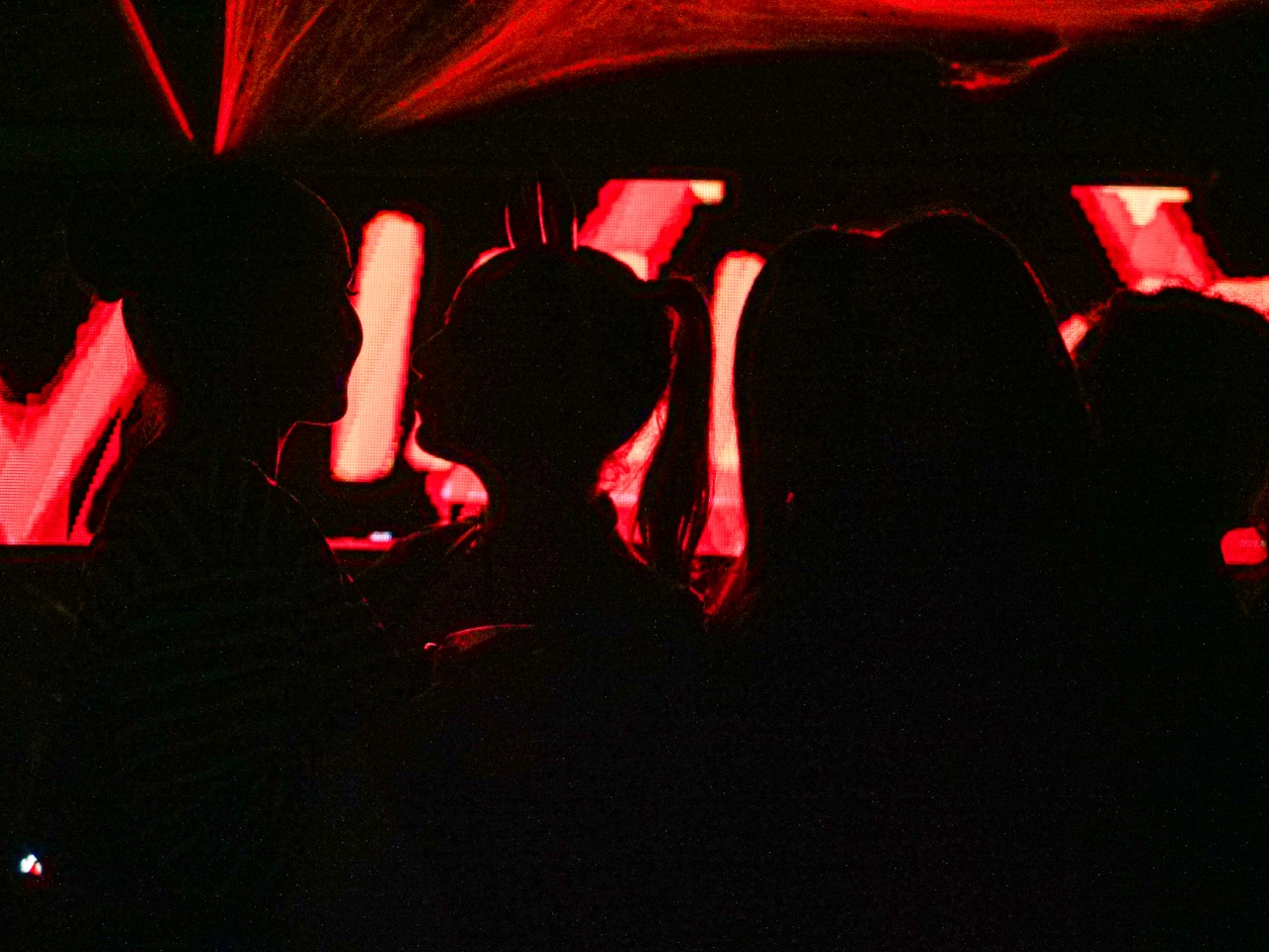 Fotografia evento nightlife club con luci rosse cinematiche - eventi ØLAB