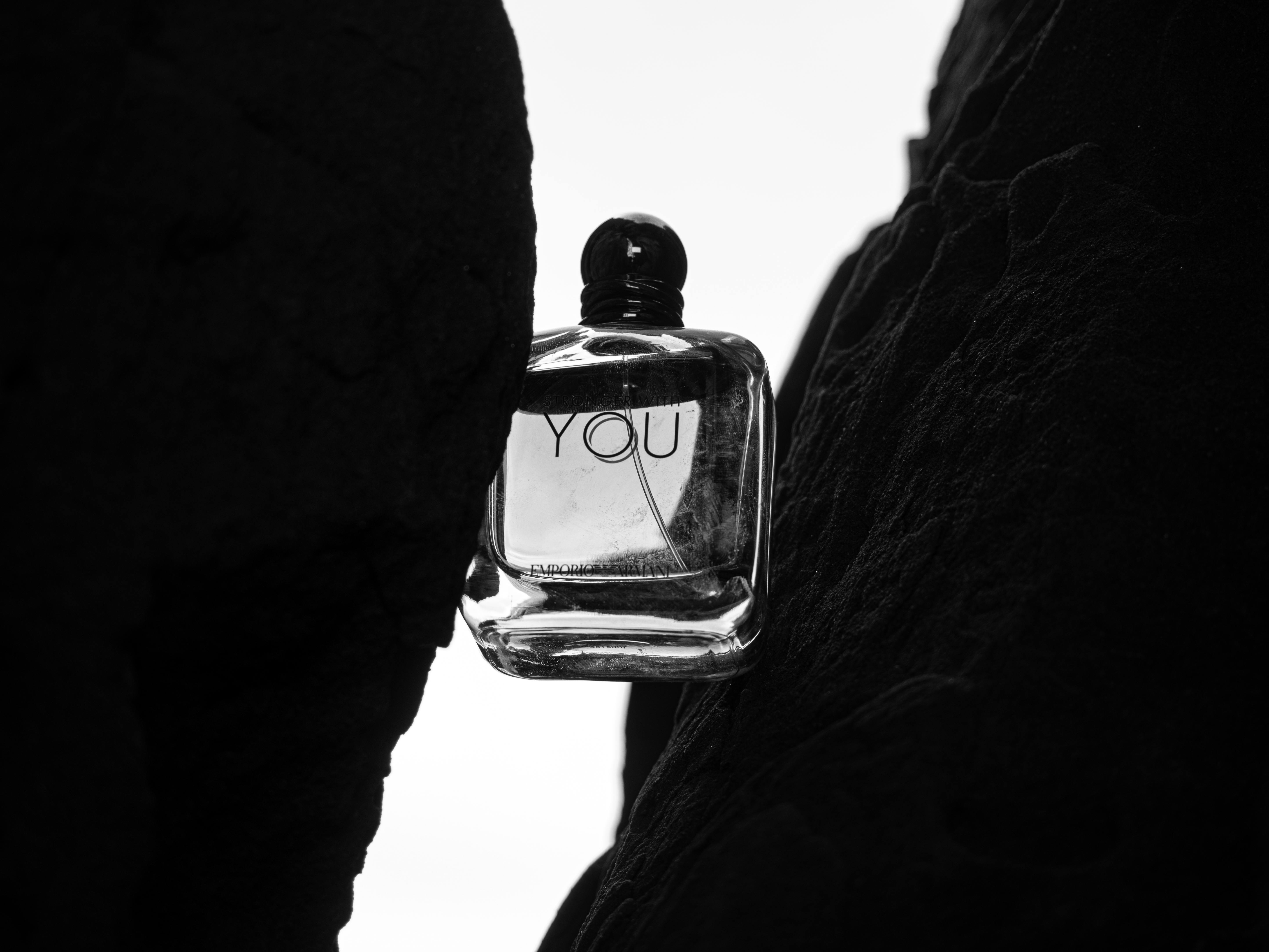 Profumo Armani Stronger With You editorial B&N tra rocce - product photography artistica ØLAB