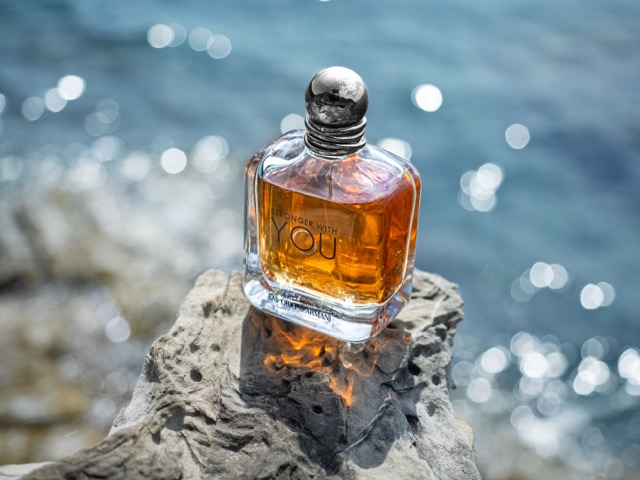Still life profumo Emporio Armani Stronger With You su scogliera al mare - product photography luxury per fragranze