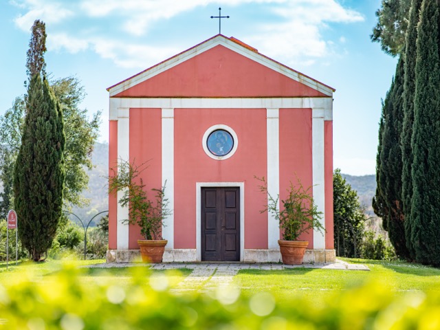 Cappella rosa con cipressi toscani - architettura wedding venue Toscana