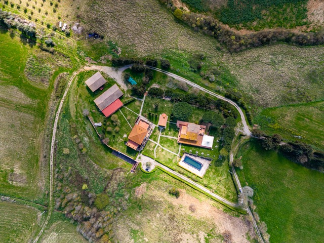 Vista aerea drone villa Toscana con piscina e oliveti - real estate fotografia immobiliare ØLAB