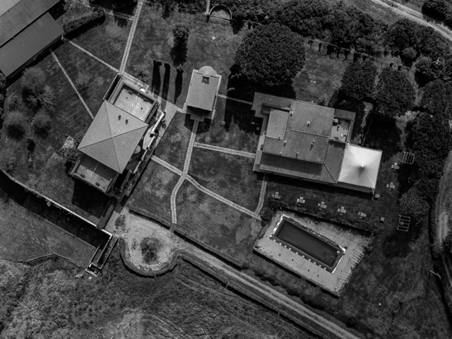 Vista aerea drone di villa toscana con piscina a sfioro e vialetti pietra - real estate luxury fotografia immobiliare