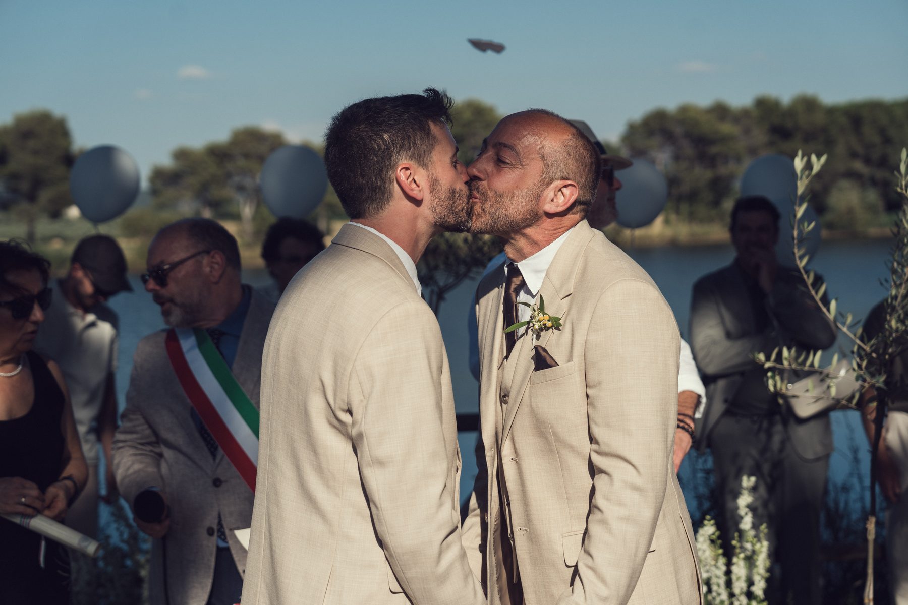 Il bacio degli sposi durante la cerimonia in Toscana — ØLAB Wedding