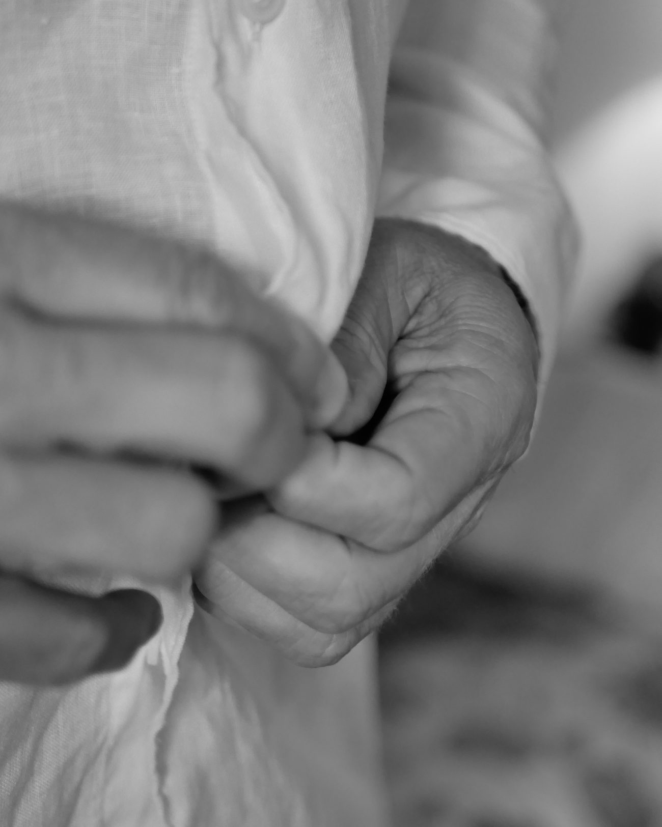 Dettaglio di mani strette per l'emozione durante la cerimonia di matrimonio