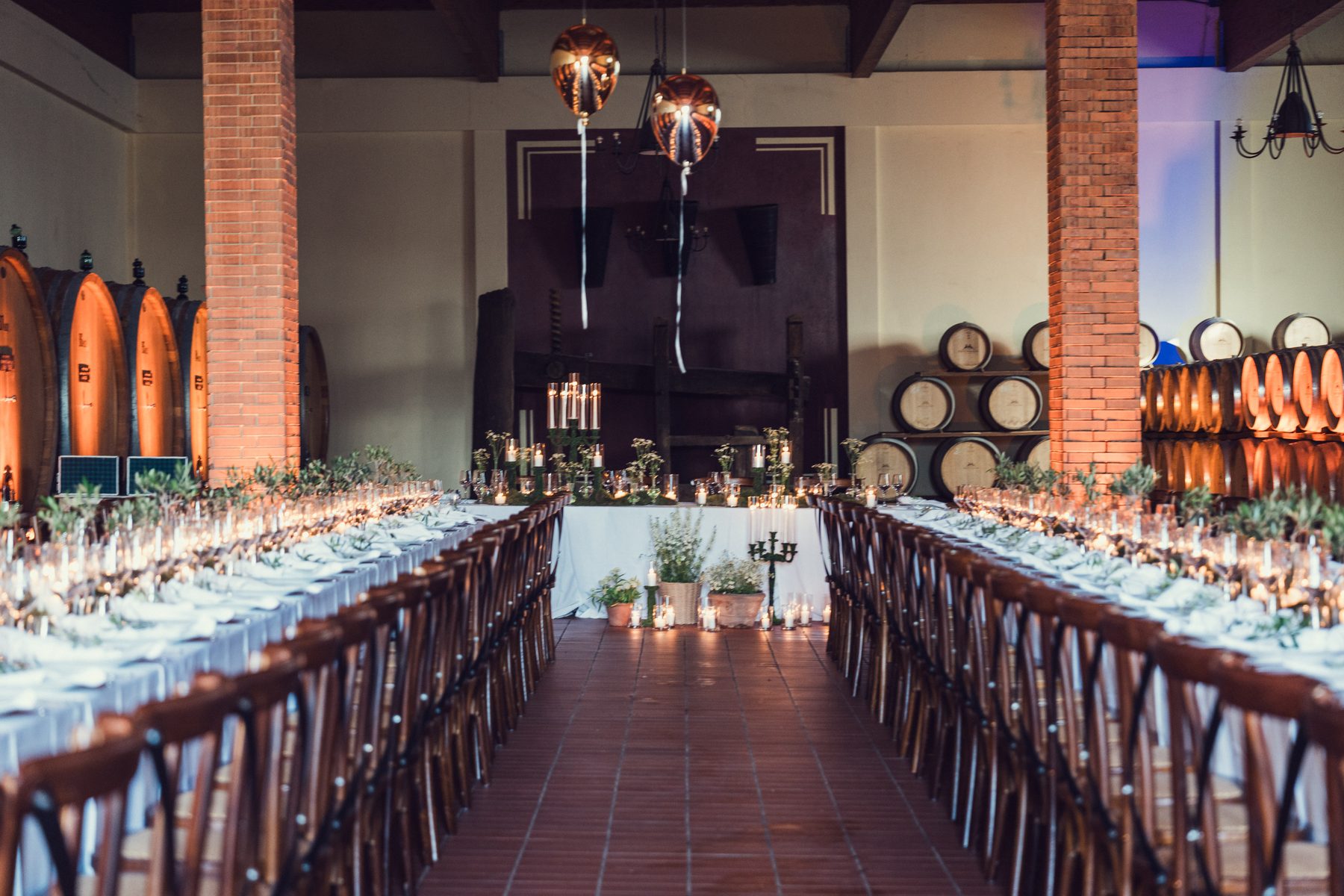 Ricevimento di matrimonio nella cantina illuminata a candele — wedding film ØLAB